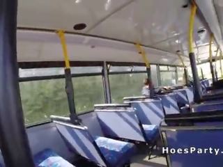 Amatore sluts ndarjen kokosh në the publike autobuz