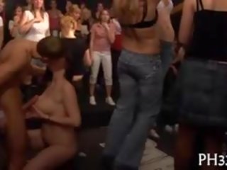 Keras inti seks dengan banyak pria di malam klub