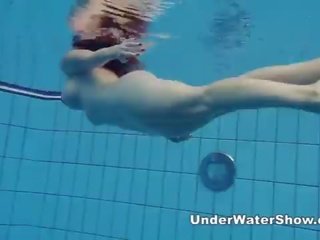Redheaded divinity plavanje goli v na bazen