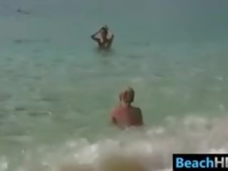עירום בנות ב ה חוף