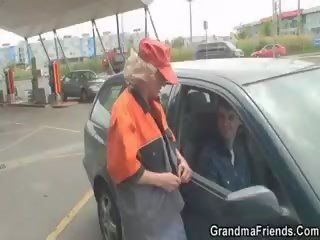 Gas station grand-mère baisée en la pays