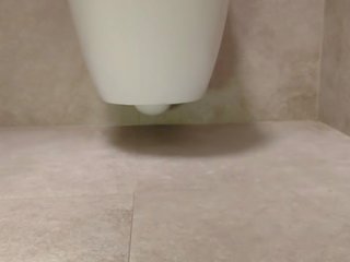Pociągający stopy w the toaleta
